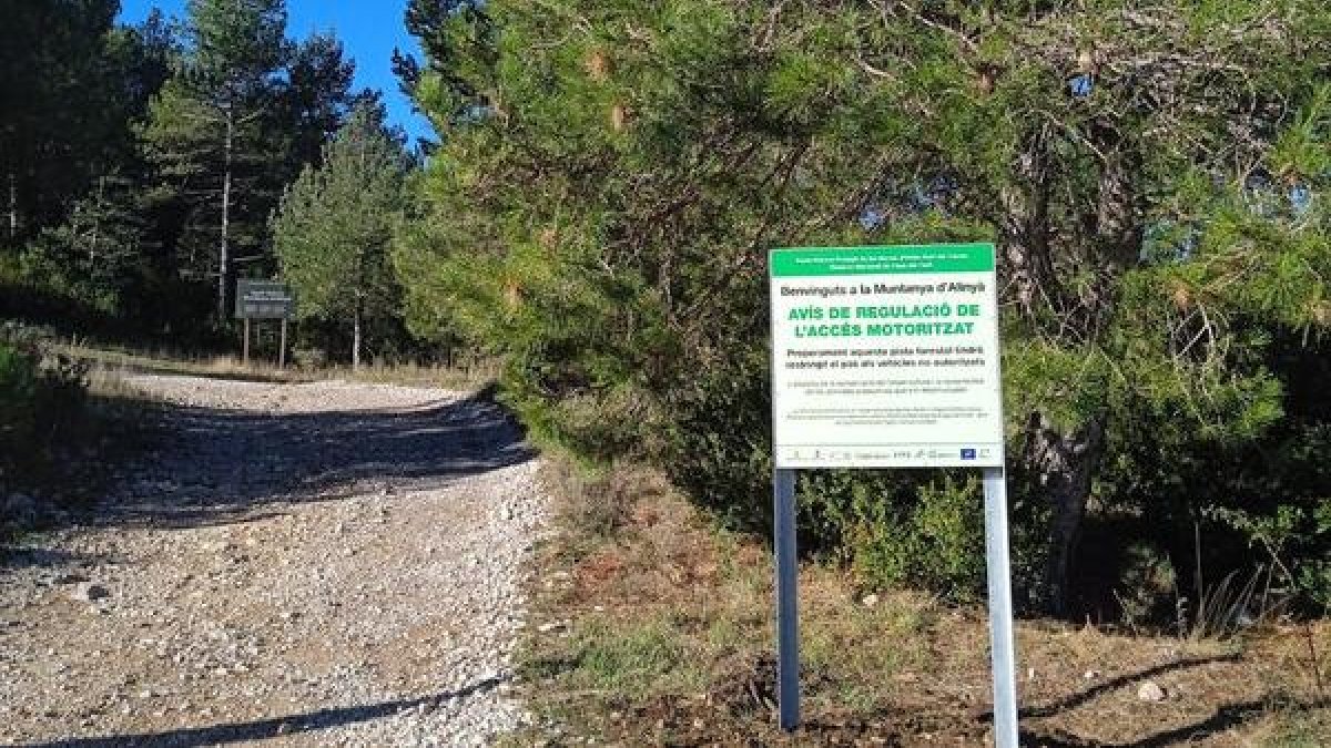 Uno de los carteles que informa sobre la regulación del acceso motorizado a la montaña de Alinyà.