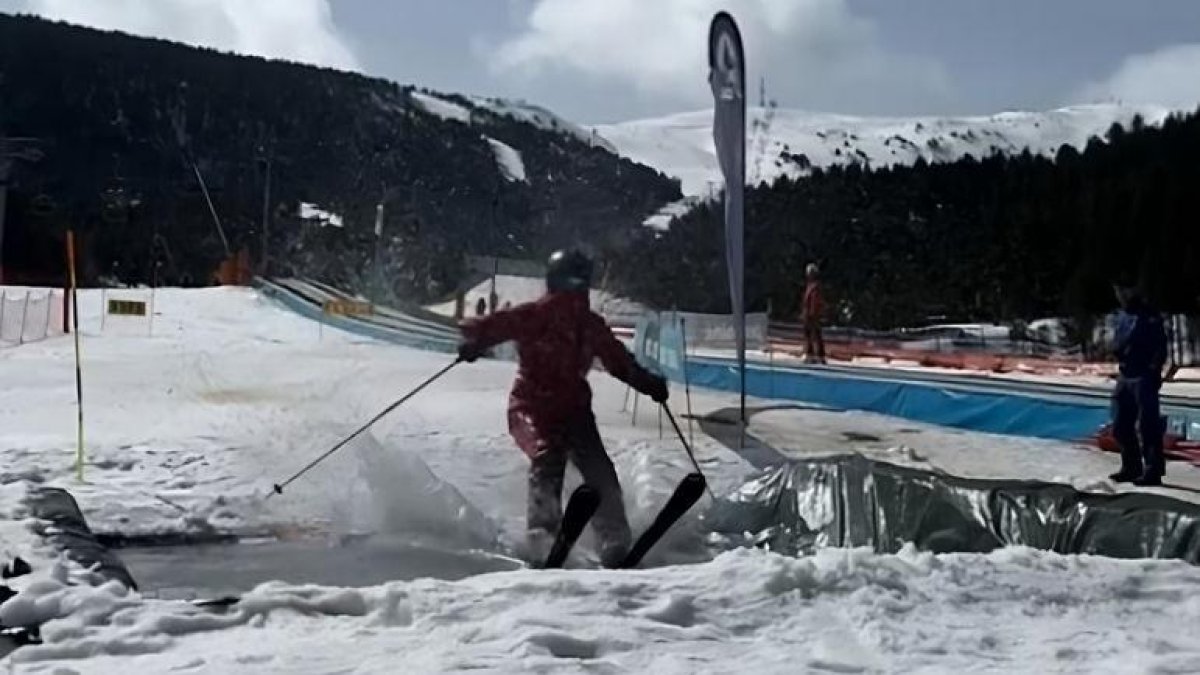 Port Ainé celebró el sábado un ‘Ski Splash’, en que se pudo surfear en una pequeña piscina de agua. - M. V.