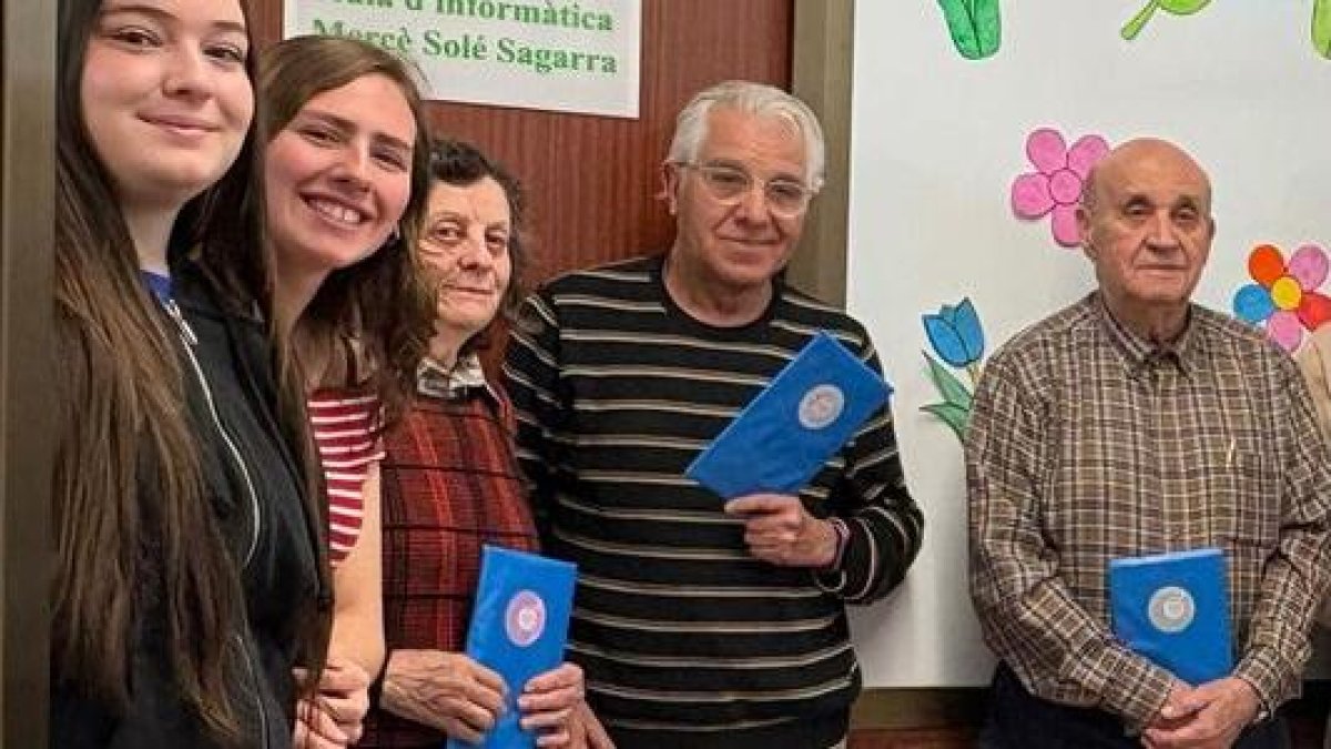 Alumnas del Guindàvols entregaron el libro que incluye los relatos a la AFALL. - INSTITUT GUINDÀVOLS