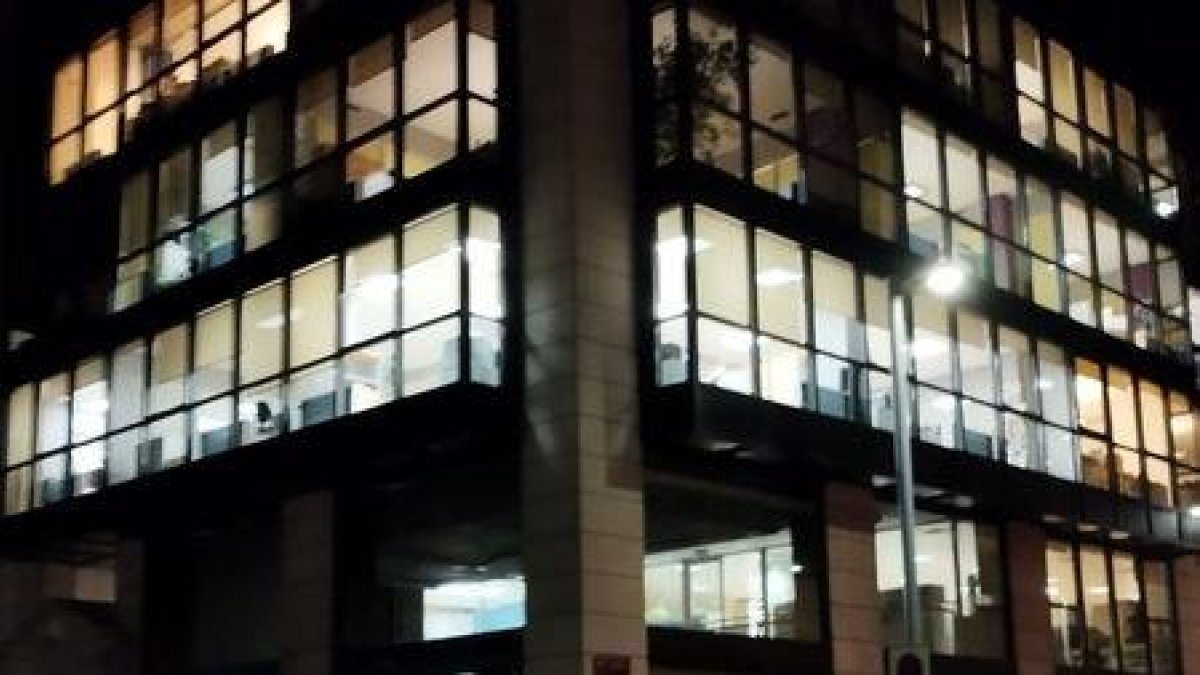 Els llums van quedar encesos. Després que es recuperés el servei, molts edificis d’oficines van mostrar tots els llums encesos. - R.R.