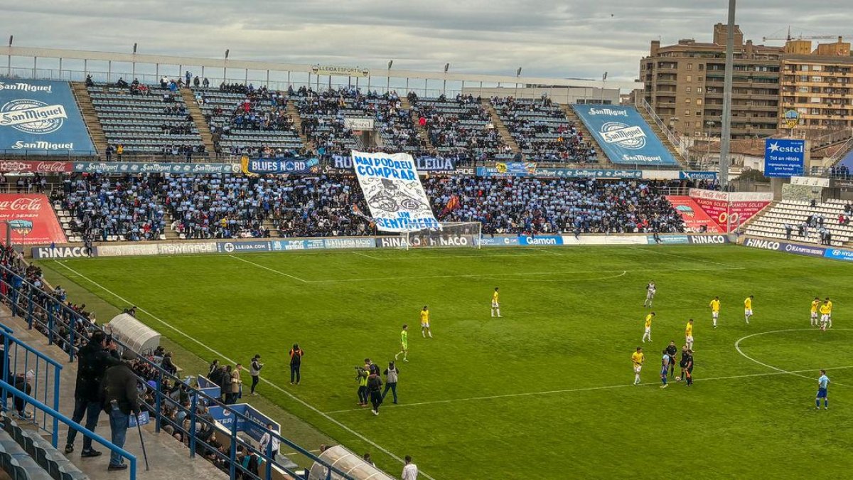Imagen de un partido en el Camp d'Esports. - JORDI ECHEVARRIA