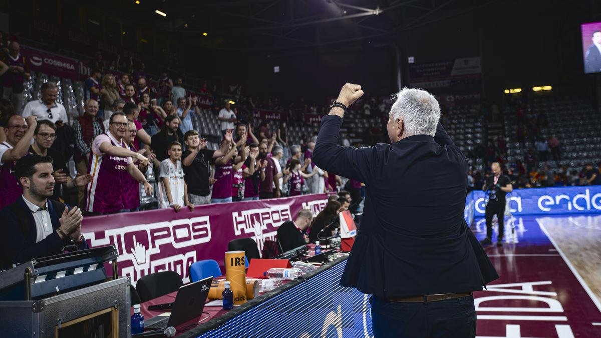 Albert Aliaga, celebrant amb l’afició la consecució diumenge de la permanència virtual. - POL PUERTAS/ACB PHOTO