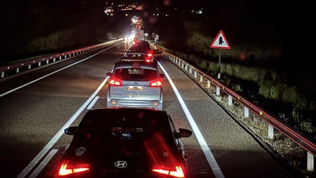 El accidente cortó la carretera y provocó colas. - JORDI SOLÉ/DIARI D’ANDORRA