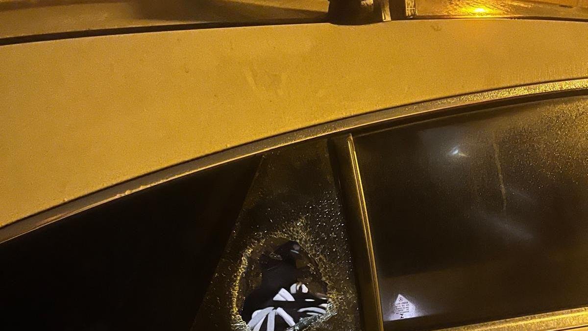 Vidre trencat en un cotxe a Vila Montcada, a Lleida.