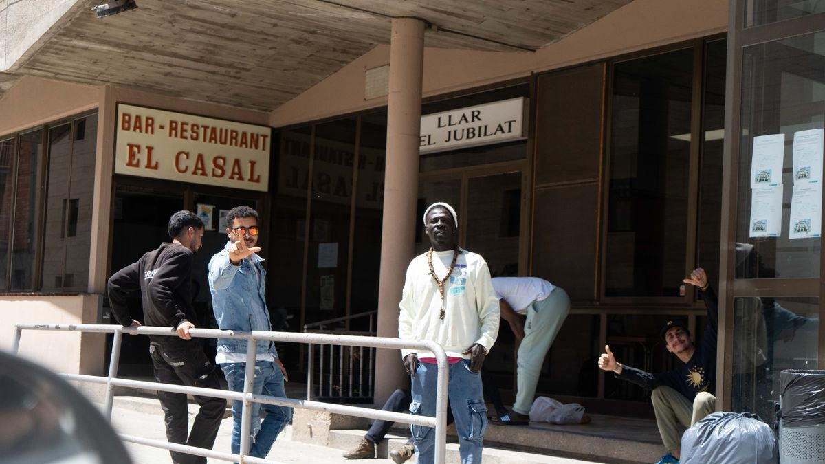 Un grup d’usuaris de l’alberg, als porxos del Casal. - PAU PASCUAL PRAT