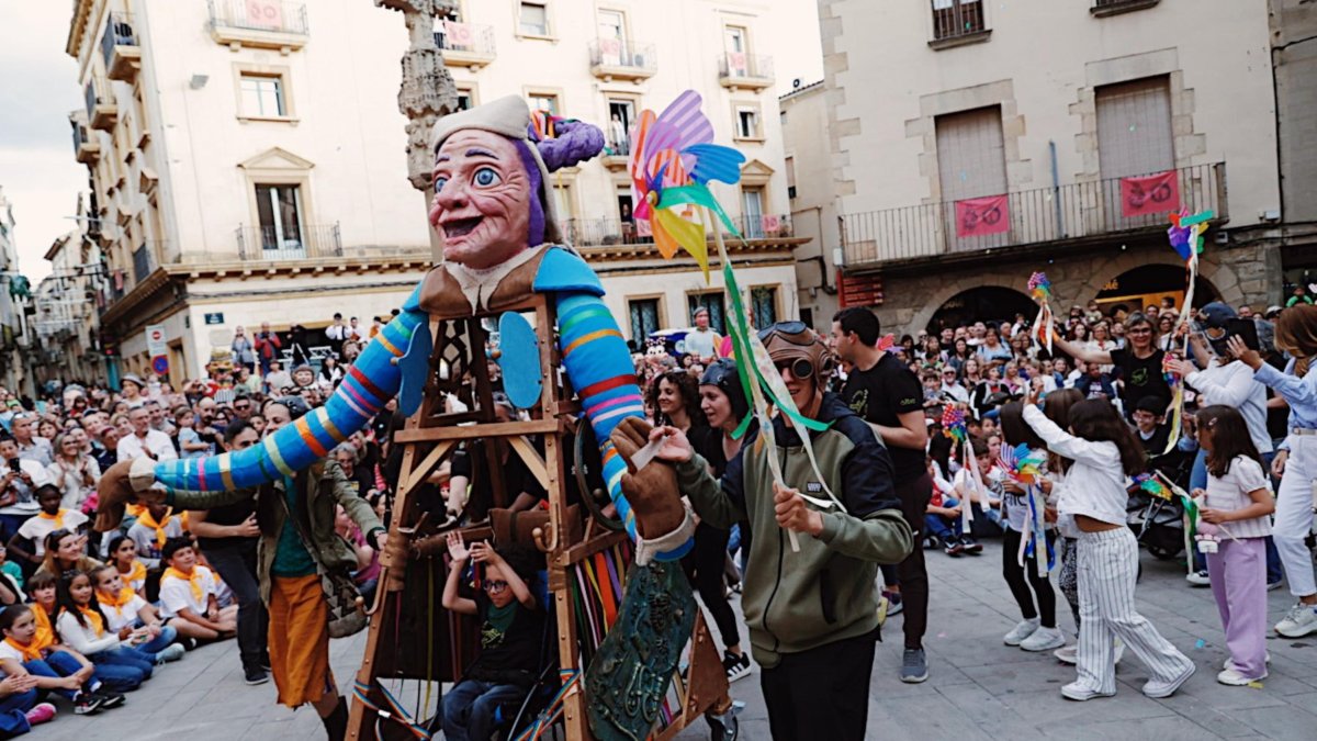 La nueva gegantona inclusiva de Alba durante su presentación en la fiesta mayor de Tàrrega.