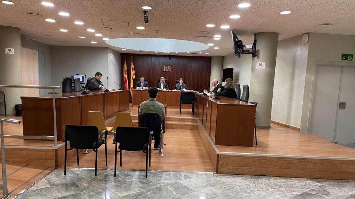 L’acusat, ahir a la banqueta de l’Audiència de Lleida. - A. GUERRERO