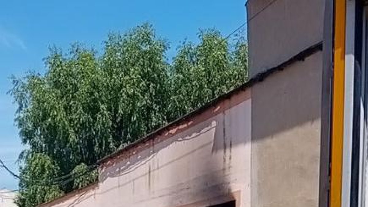 Els Bombers treballant ahir en l’incendi d’un garatge. - BOMBERS