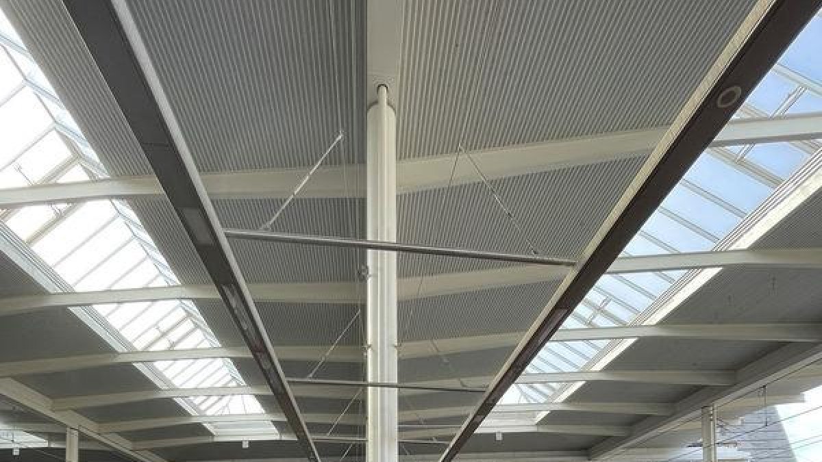 Els viatgers afectats van esperar en una andana d’Atocha per ser resituats.