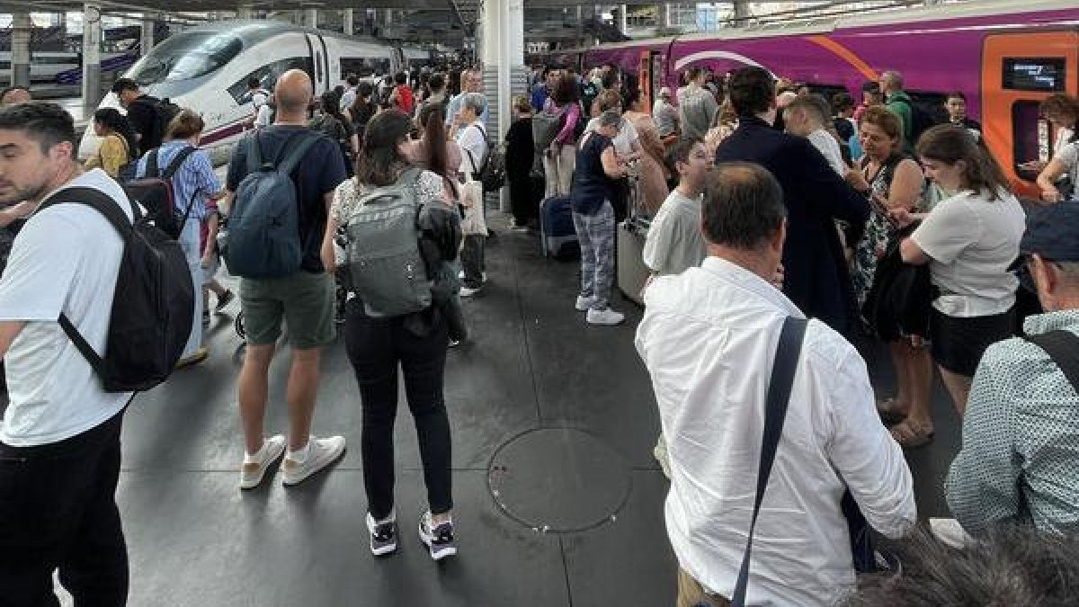 Los viajeros afectados esperaron en un andén de Atocha para ser reubicados.