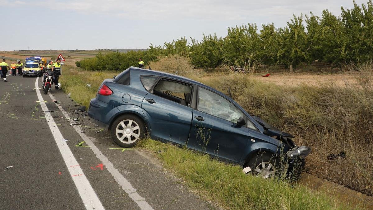 El turisme va acabar a la cuneta després d’envestir les dos motocicletes. - AMADO FORROLLA