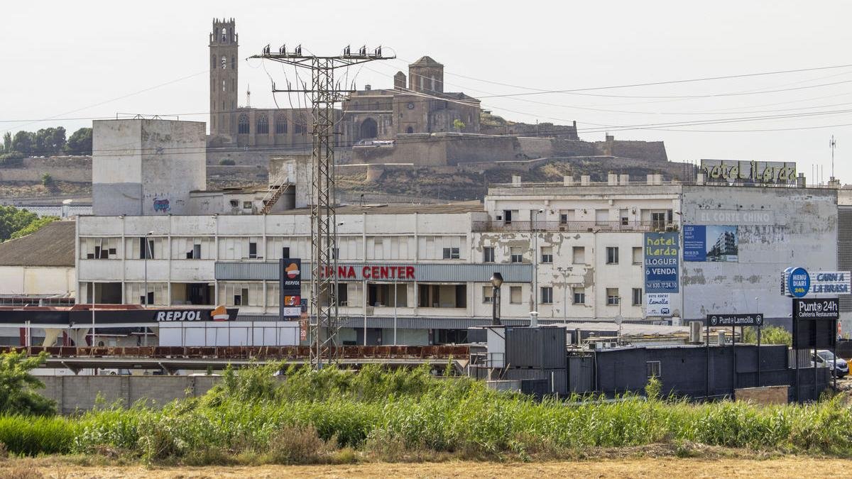 Vista de l’edifici de l’antic hotel Ilerda, que fa 15 anys que està tancat i actualment acull una botiga en un dels seus locals comercials. - JORDI ECHEVARRIA