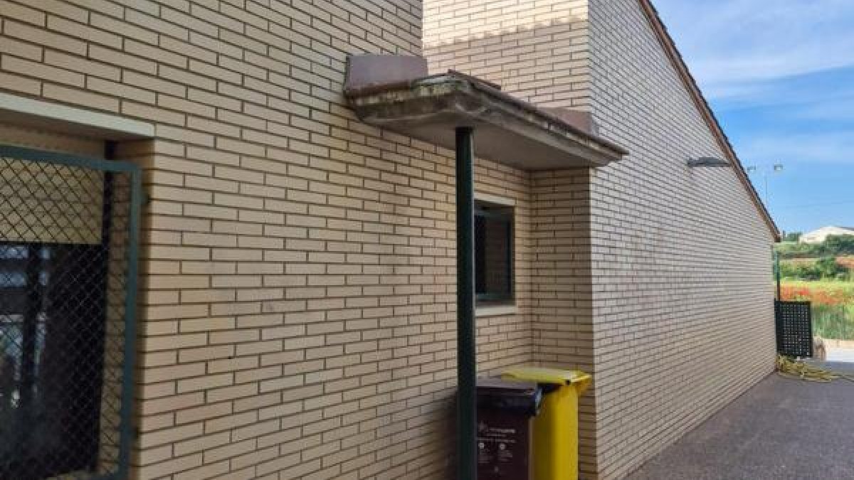 Una de las zonas por donde saltaron los intrusos en la Escola Els Planells.