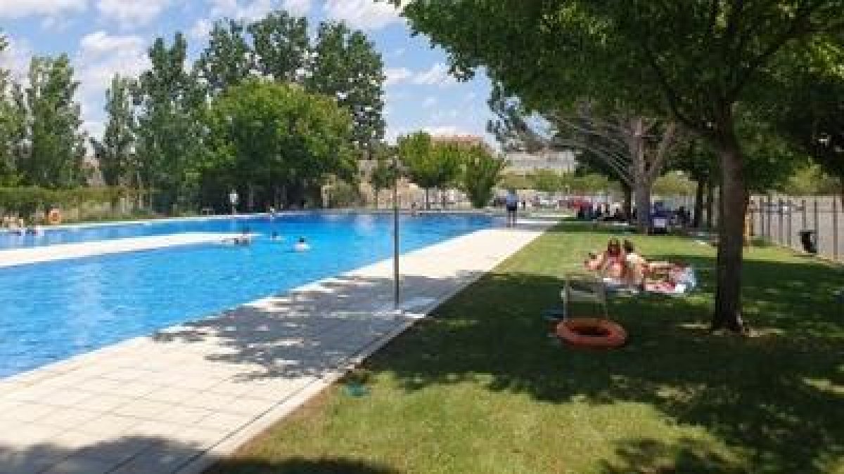 Foto de archivo de una piscina municipal de Lleida.