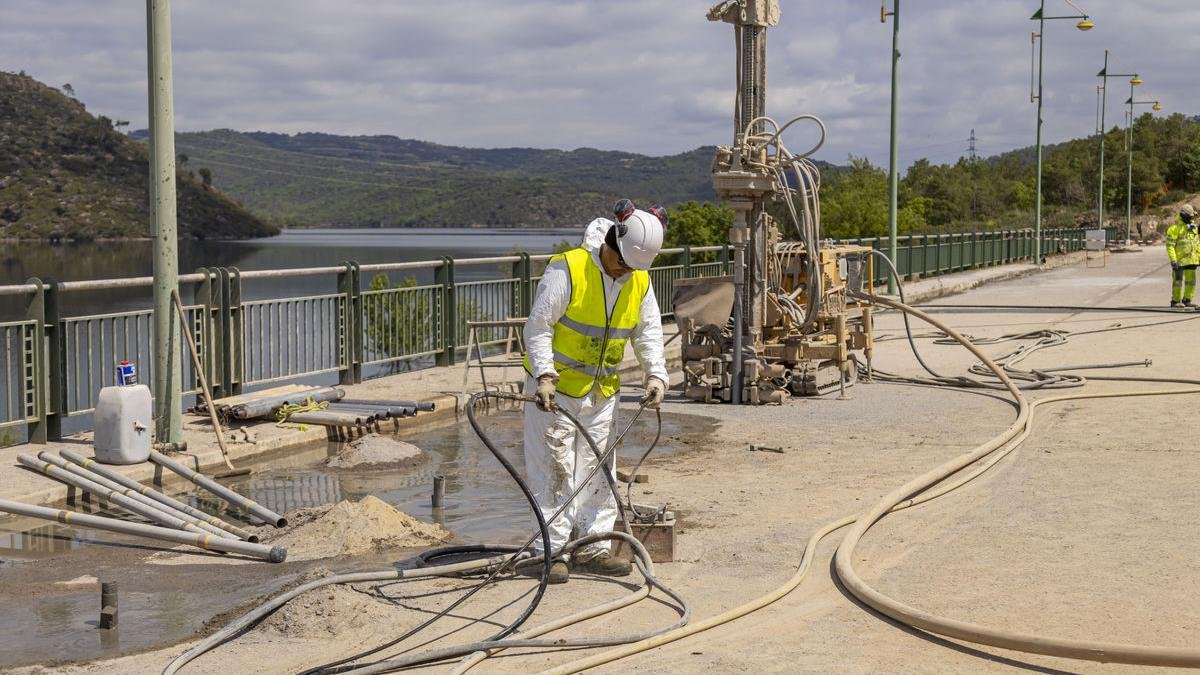 Treballs de sondatge a Rialb, que van començar el passat 23 d’abril. - JORDI ECHEVARRIA