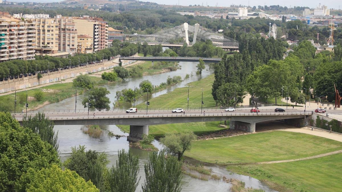 Vista del tram central de la canalització del Segre en una imatge d'arxiu. - JORDI ECHEVARRIA
