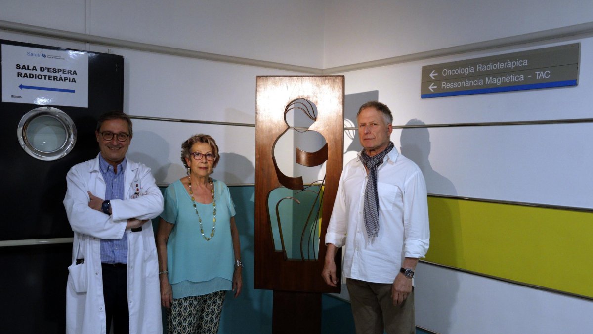 La nova escultura del servei d'oncologia radioteràpica de l'Hospital Arnau de Vilanova de Lleida.