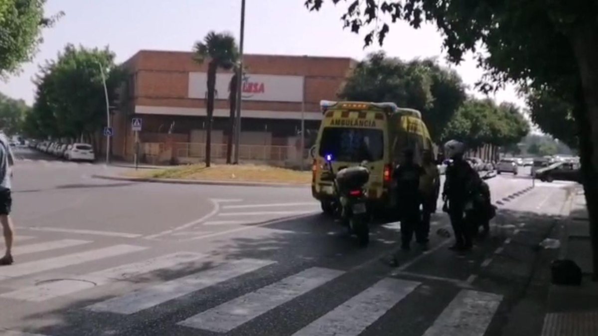 Una ambulància i agents de la Guàrdia Urbana de Lleida al lloc de l'atropellament.