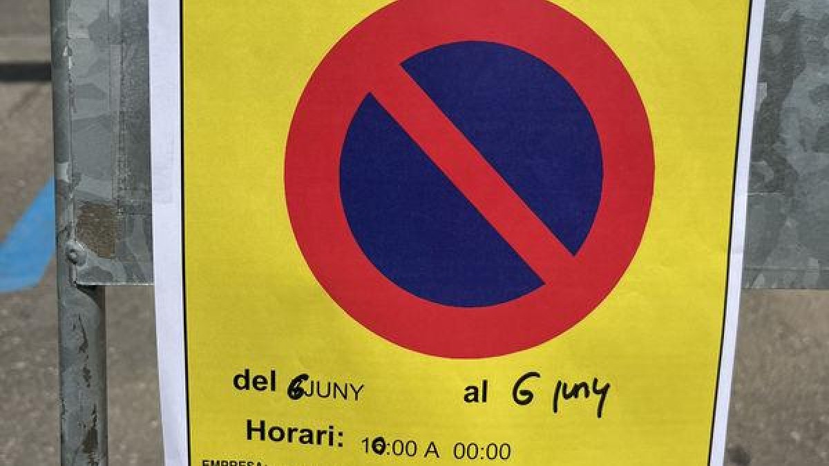 Un cartel que prohibía aparcar ‘modificado’ con un rotulador.