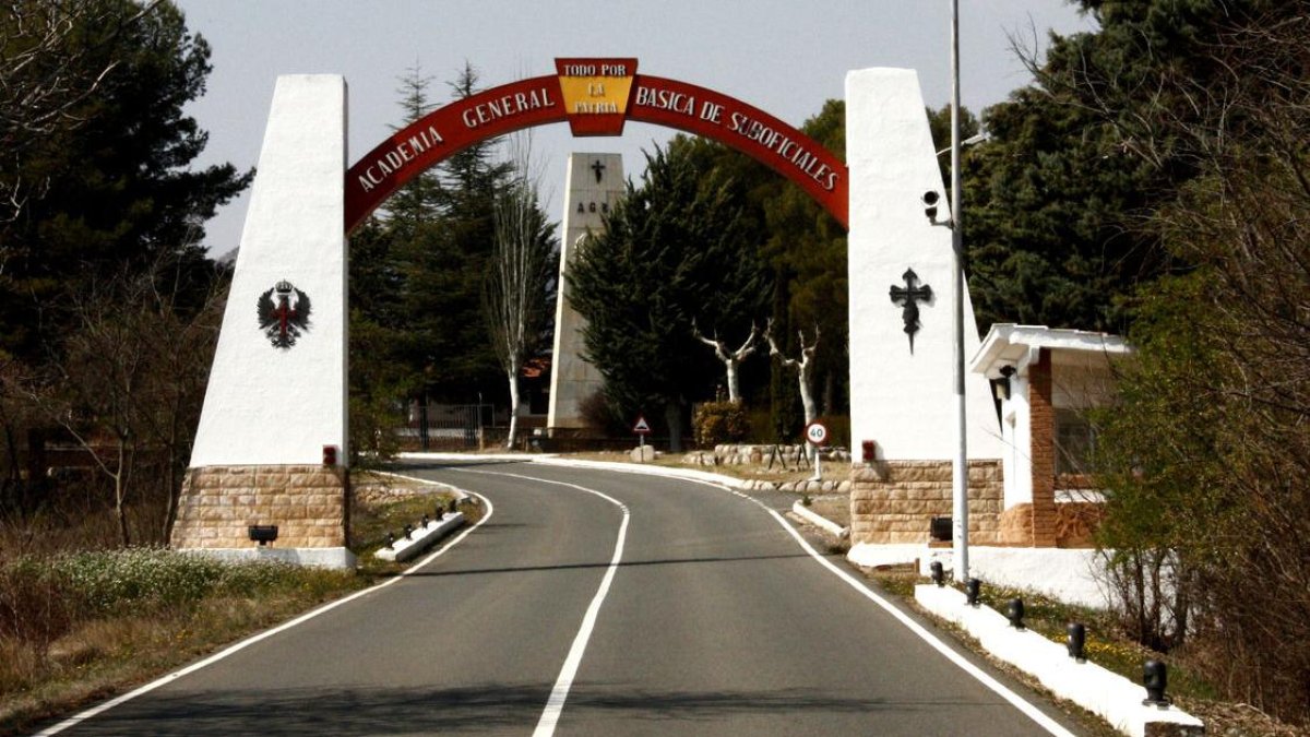 Entrada de la Academia General Básica de Suboficiales de Talarn.- ACN