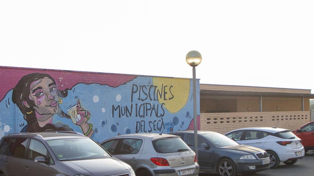 Exterior de las piscinas municipales del Secà de Sant Pere ayer - GERARD HOYAS