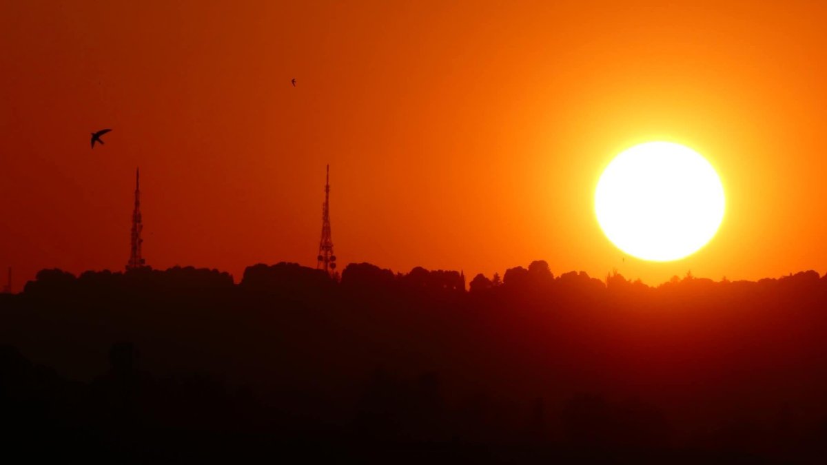 Posta de sol darrera el Tossal de la Cerdera d'Alpicat, després de registrar el dia més càlid en el que va d'any