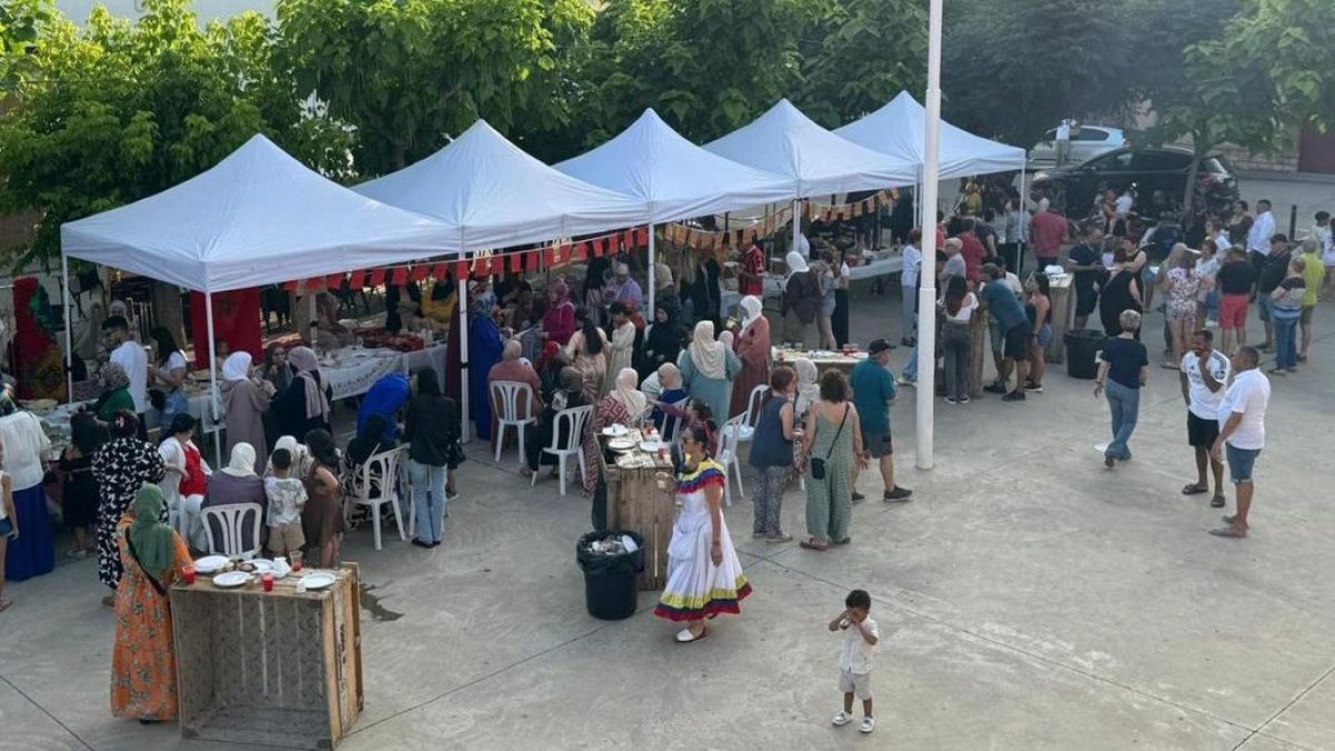 En la plaza se habilitaron carpas para la muestra de comidas y bebidas de cada país. - A. S