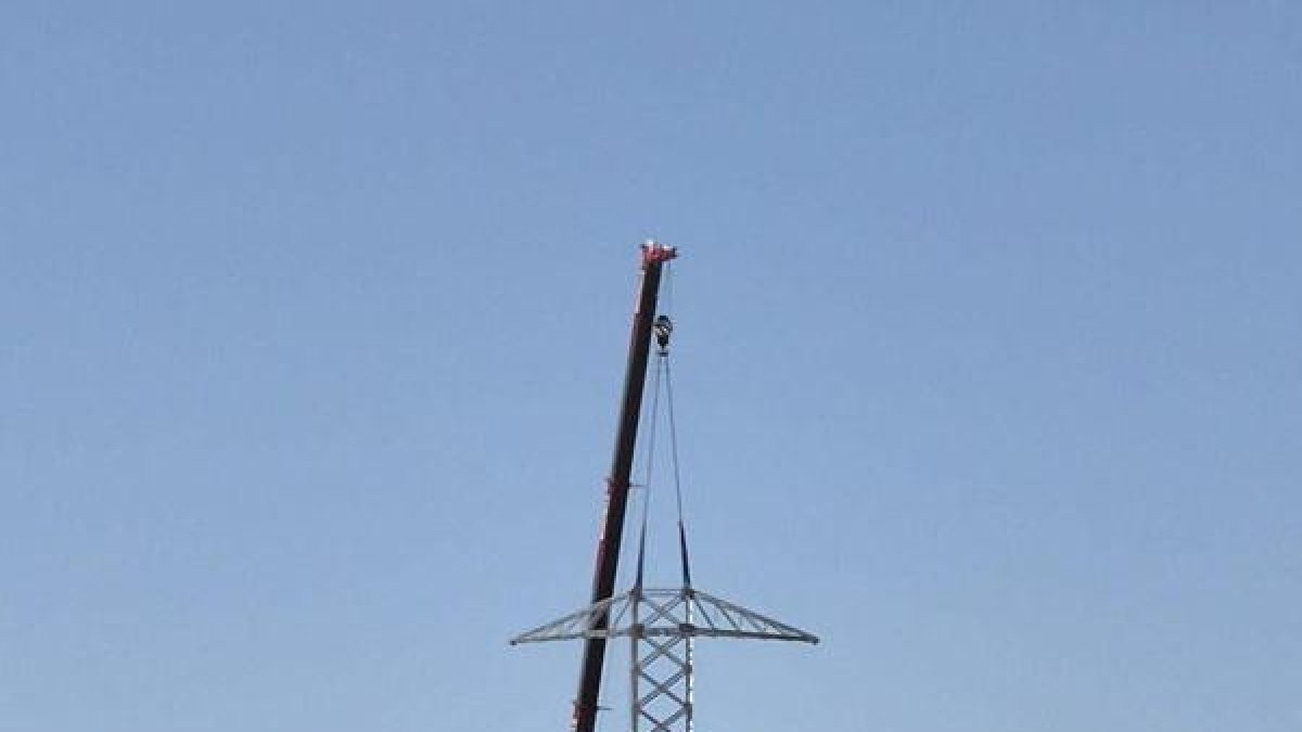 La primera torre de la nova línia elèctrica de l’Horta.