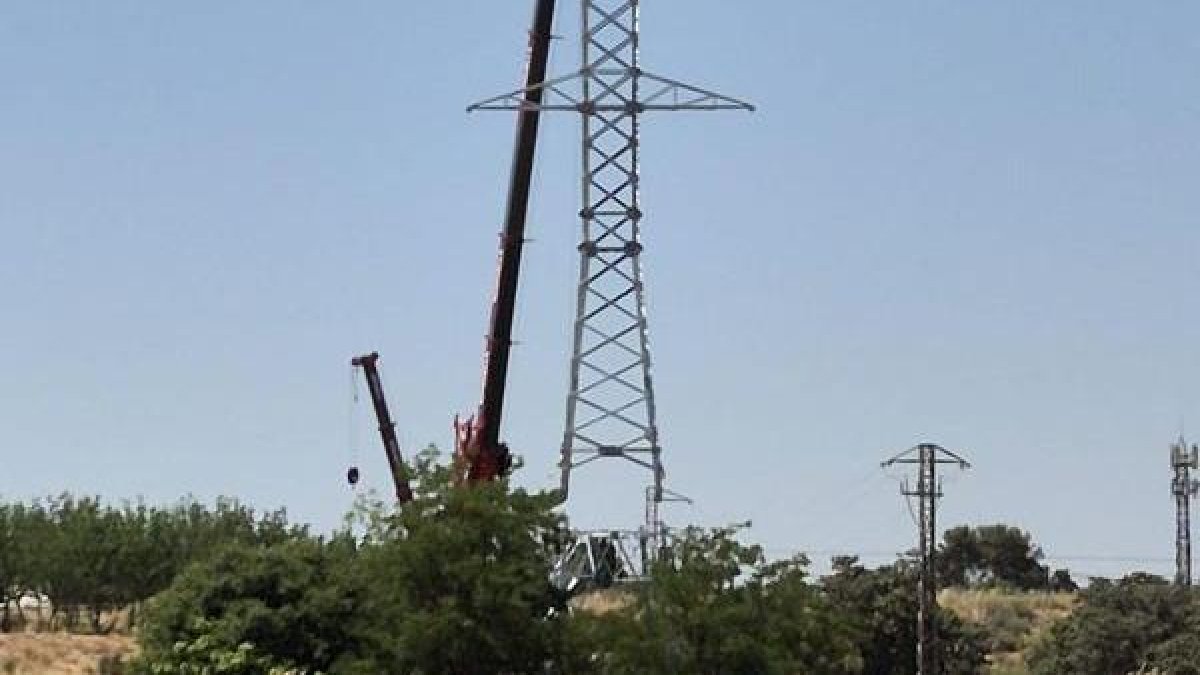 La primera torre de la nueva línea eléctrica de l’Horta.