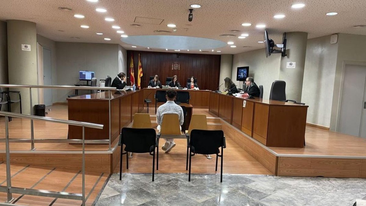 El acusado, ayer en el banquillo de la Audiencia de Lleida. - A. GUERRERO