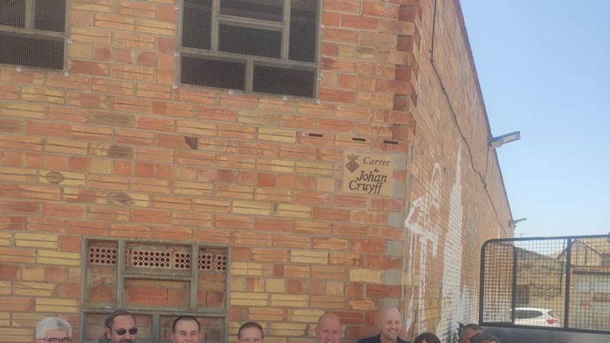 Jordi Cruyff, entre autoritats i directius, després de descobrir la placa del carrer amb el nom del seu pare. - IMMA CARRASCÓS