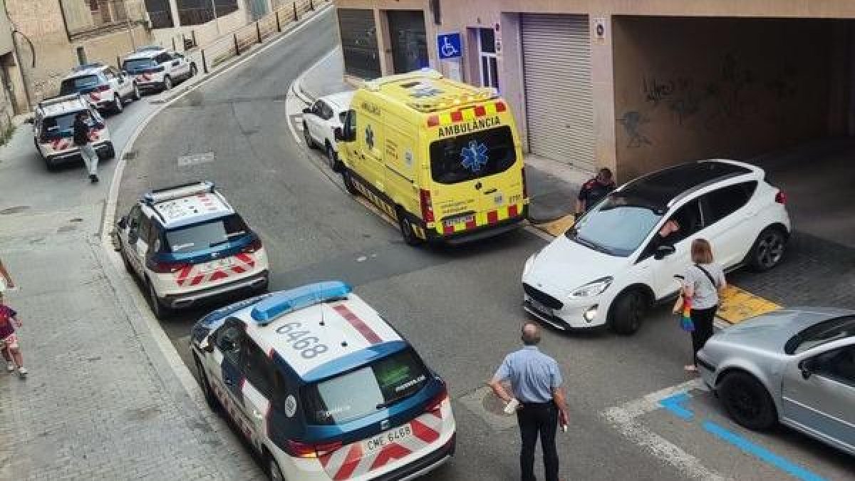 Imagen de las patrullas de los Mossos d’Esquadra y de la ambulancia del SEM en el lugar.