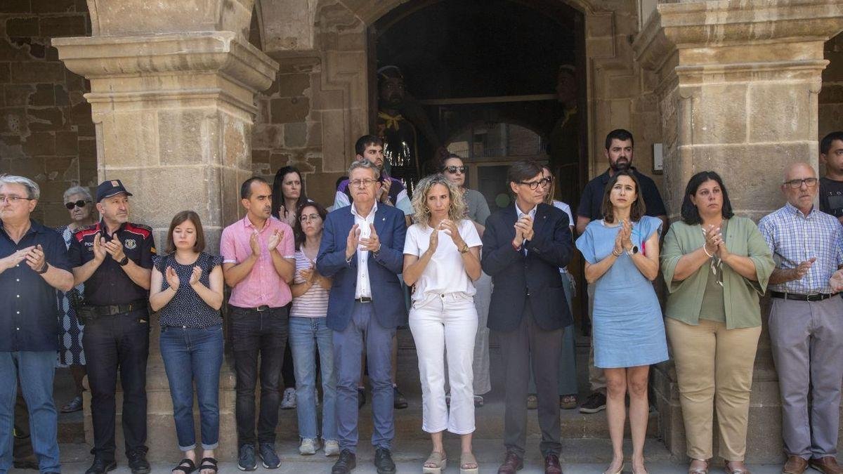 El presidente Illa y la consellera Parlon presidieron el minuto de silencio ayer en Agramunt. - LAIA PEDRÓS