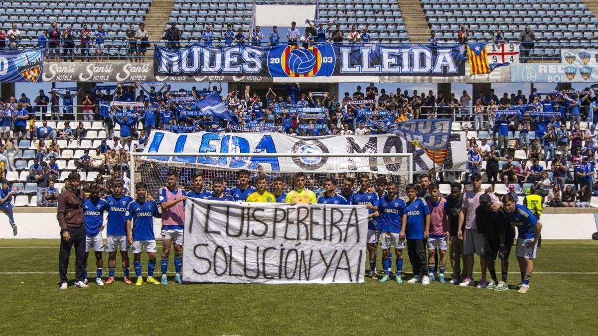 La plantilla exhibió esta pancarta ante el Espanyol B reclamando a Luis Pereira el dinero adeudado. - JORDI ECHEVARRIA