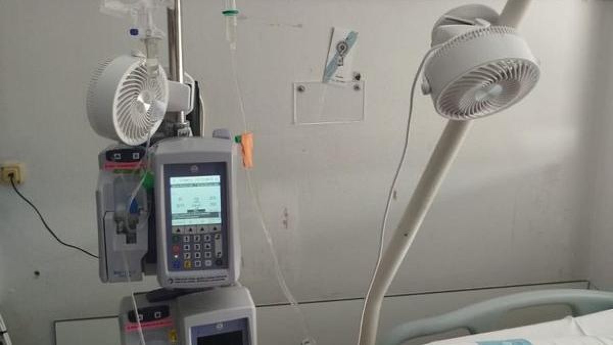 Dos ventiladors, dimecres en un llit de l’Arnau.