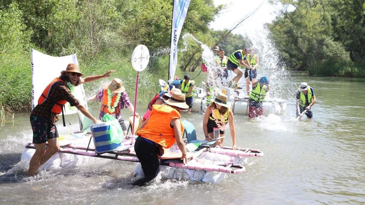 Las guerras de agua entre las embarcaciones participantes comenzaron nada más botar las naves al río, en el Partidor de Gerb. - RÀDIO BALAGUER
