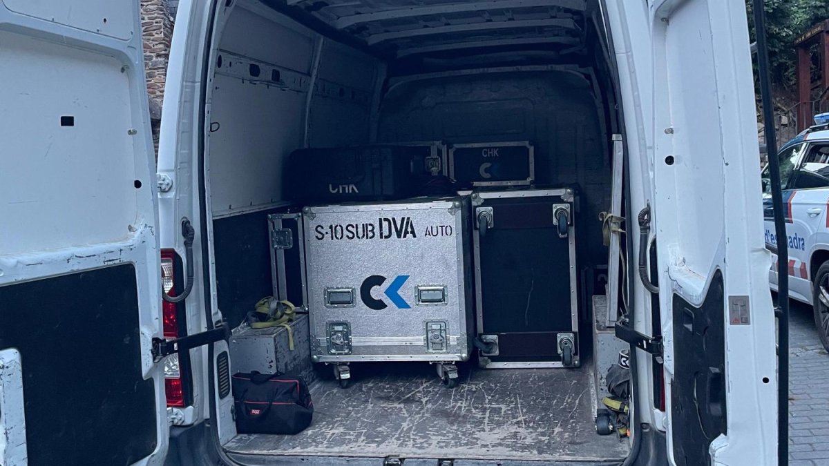 Imagen de las cajas que contenían los equipos de sonido e imagen.