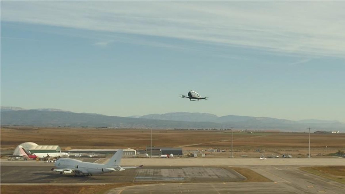 L'aeroport acull principalment activitats de formació i industrials.