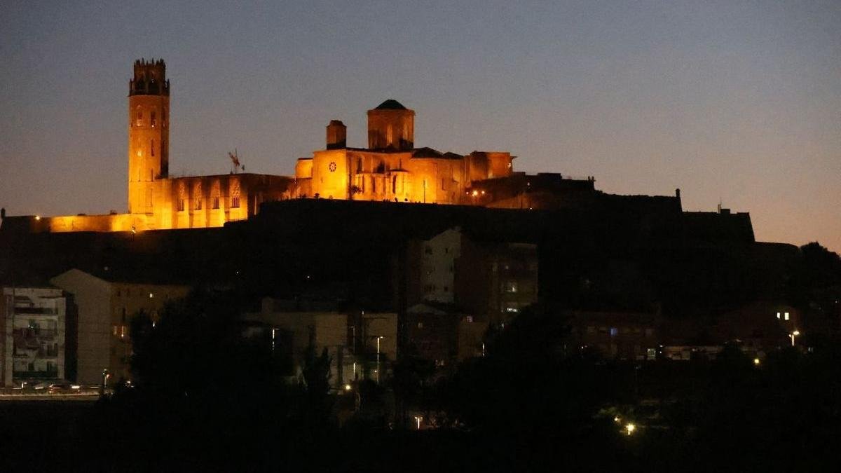 Las murallas y los ábsides quedan a oscuras con la actual iluminación. - AMADO FORROLLA