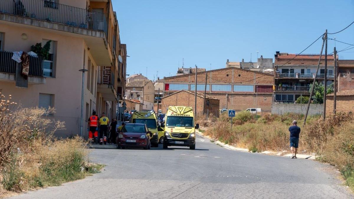 Vehículos del SEM, ayer por la mañana frente al bloque okupado de Alcoletge. - PAU PASCUAL