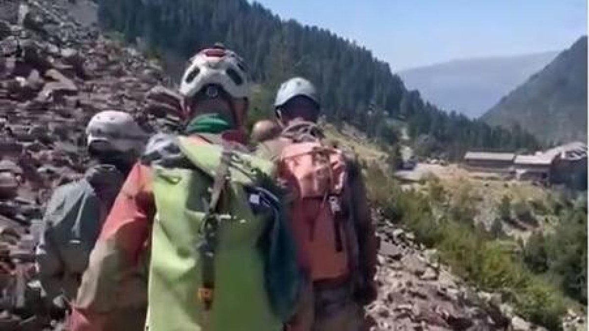 Los espeleólogos fueron evacuados hasta sus vehículos. - GUARDIA CIVIL