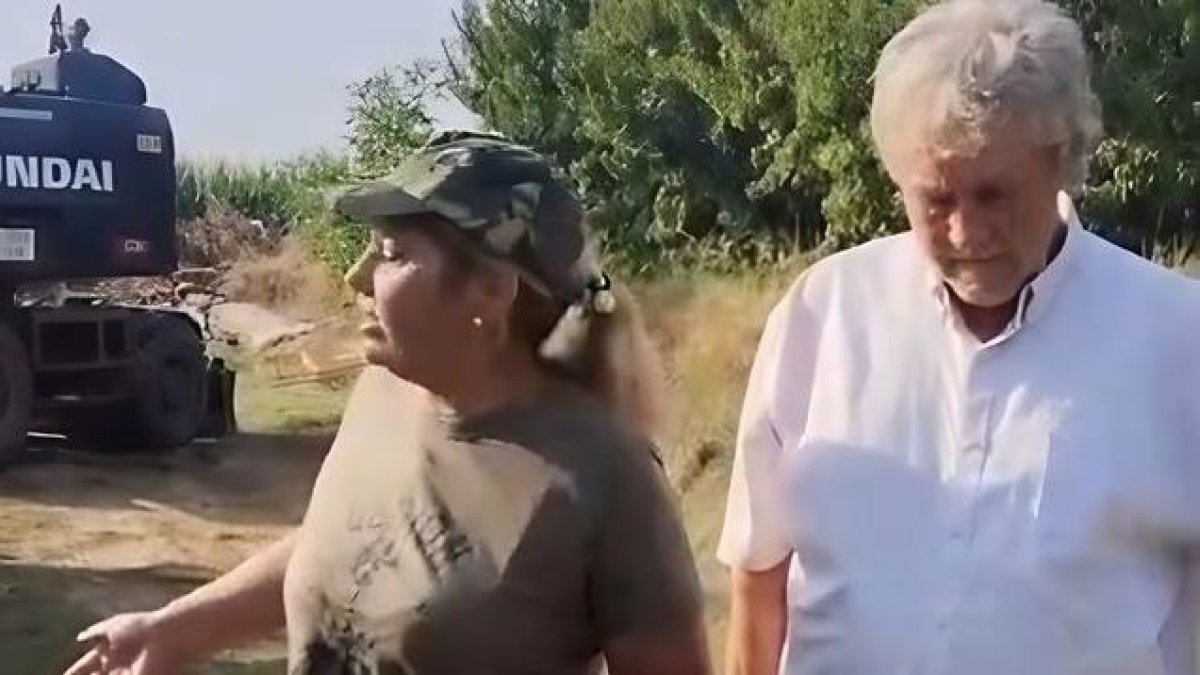 La ‘tiktoker’ Lola Vale con el propietario de la finca.