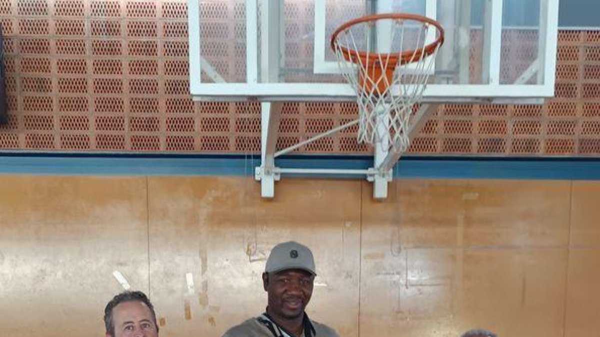 Josep Maria Torres, Mamadou Pathé Keita, president del GBA, i Pere Roqué, president del Pardinyes. - CB PARDINYES