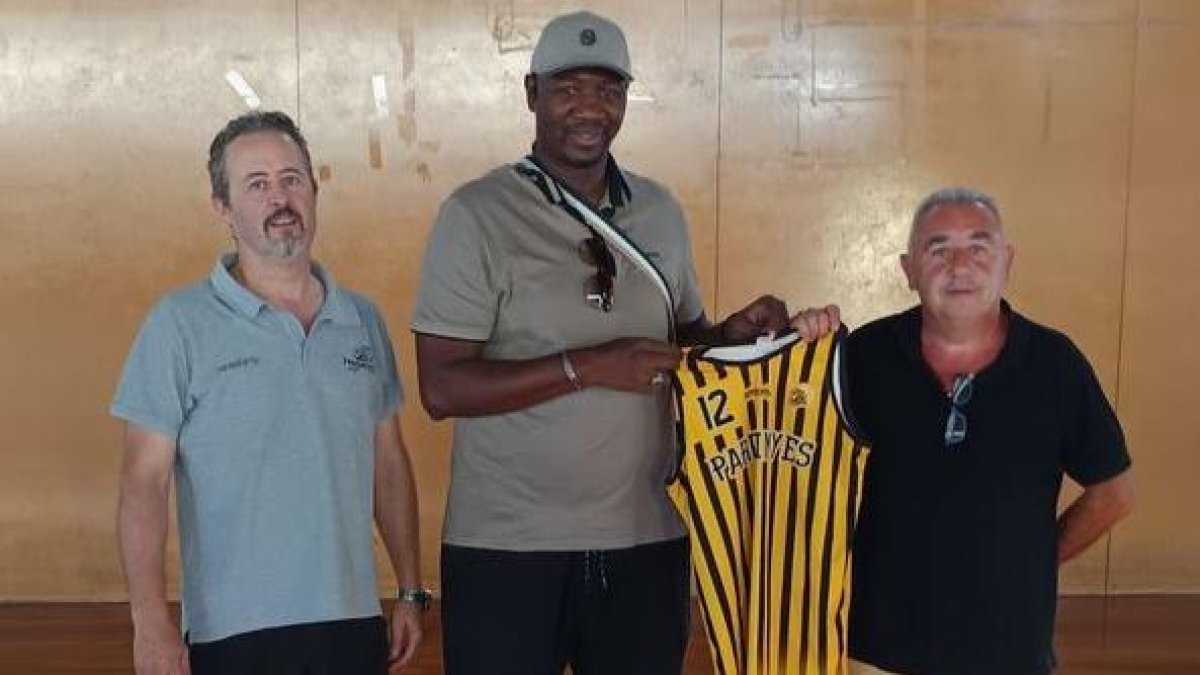 Josep Maria Torres, Mamadou Pathé Keita, presidente del GBA y Pere Roqué, presidente del Pardinyes. - CB PARDINYES