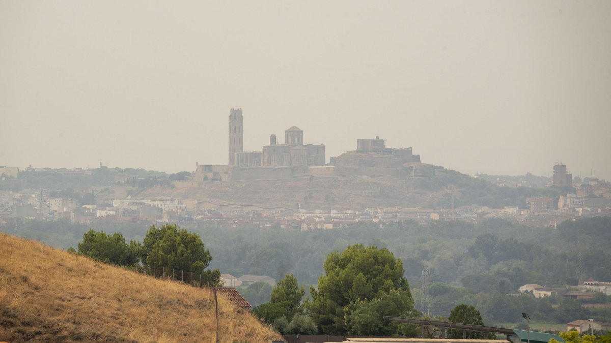Cel enterbolit ahir a la capital del Segrià pel fum dels incendis a la Península