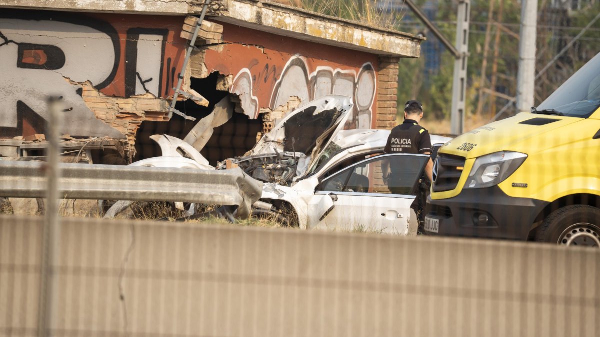 El coche ha chocado contra una edificación en la Ll-11.