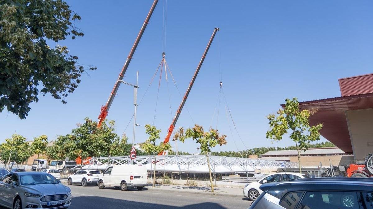 Las grandes grúas con las que se levantó la cubierta del nuevo pabellón de la Fira de Lleida. - PAU PASCUAL