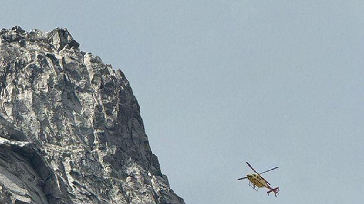 Els bombers van baixar fins a l’escalador per acompanyar-lo. - BOMBERS