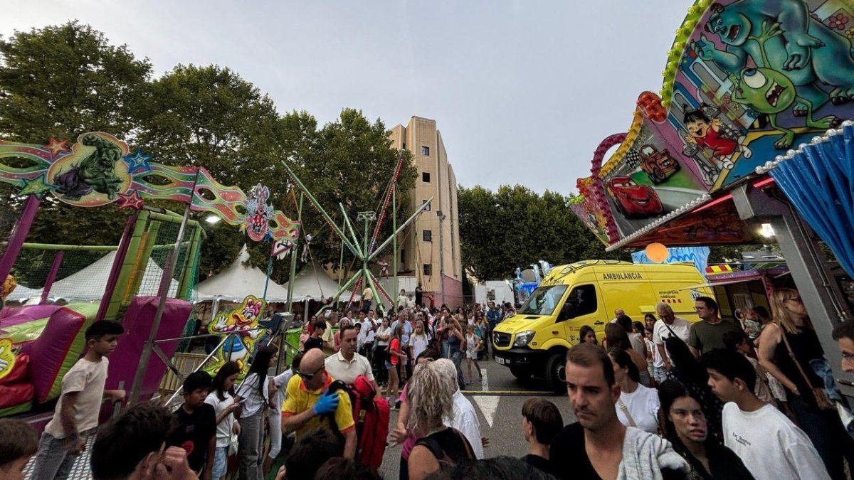 La ambulancia que acudió al accidente en el recinto ferial.