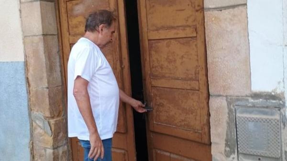 El alcalde de Bovera en el edificio que acogerá la tienda. - A.B.